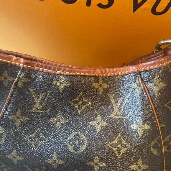 Louis Vuitton - Picture 8 of 16